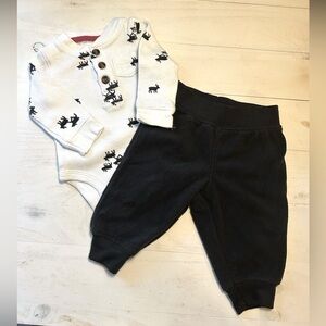 Carter’s Baby Boy 3 months Elk Waffle Bodysuit & Black Fleece Pants